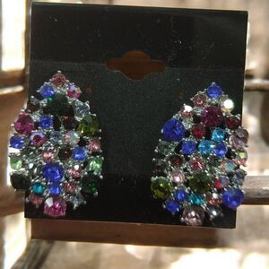 LADIES MULTI-COLOR TEAR DROP PIERCED EARRINGS. CE9.